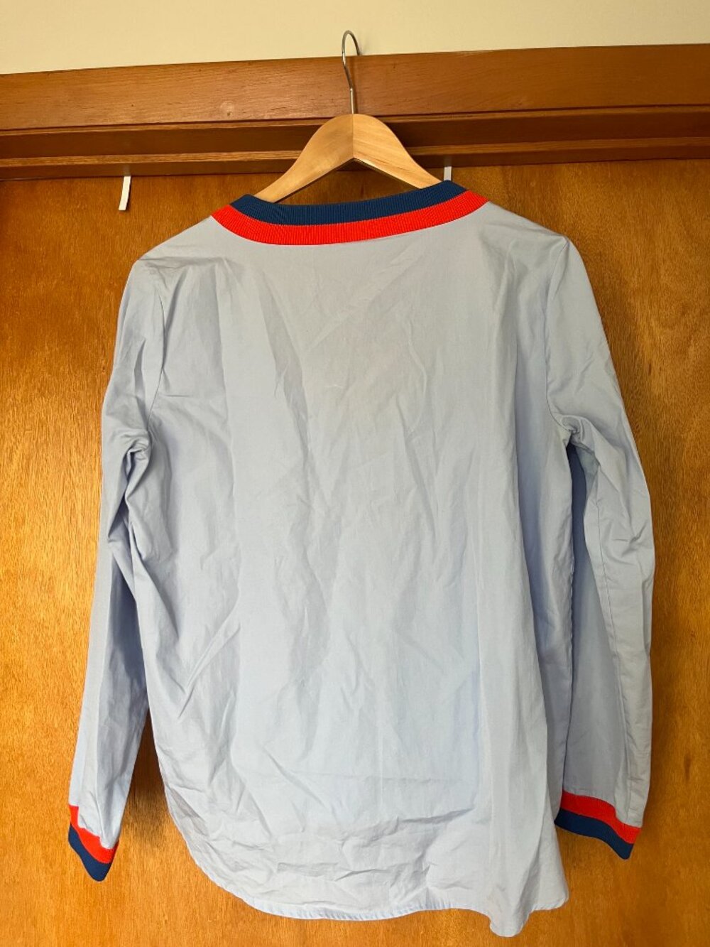 KULE poplin v-neck shirt with knit cuffs and neckline - Picture 3 of 3